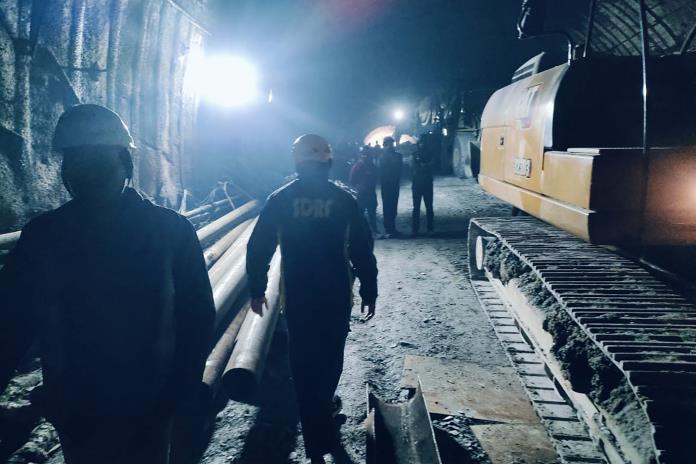 Tercer día de labores de rescate para salvar a 40 obreros atrapados en un túnel en India
