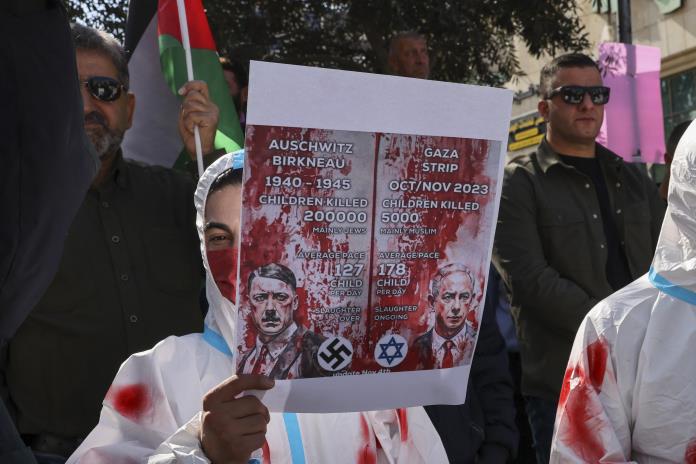 El principal hospital de Gaza, bajo asedio, entierra a muertos en una fosa común El principal hospital de Gaza, bajo asedio, entierra a muertos en una fosa común