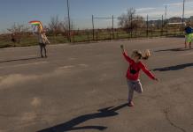 Quedarse bajos las bombas o irse, el dilema de las familias ucranianas en Jersón