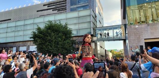 Con su imponente tamaño, Amal maravilla a las familias en su recorrido por las calles de Guadalajara