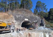 Operaciones con perforadora para liberar a 40 obreros atrapados en un túnel en India