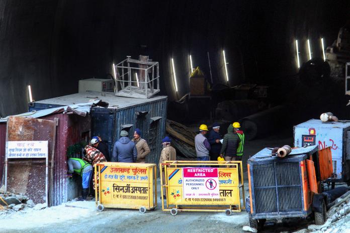 Rescatistas necesitarán 2 días más para evacuar a obreros de un túnel en India Rescatistas necesitarán 2 días más para evacuar a obreros de un túnel en India