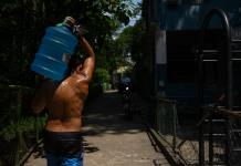 Sin electricidad, mayor favela de Rio sufre agonizante ola de calor
