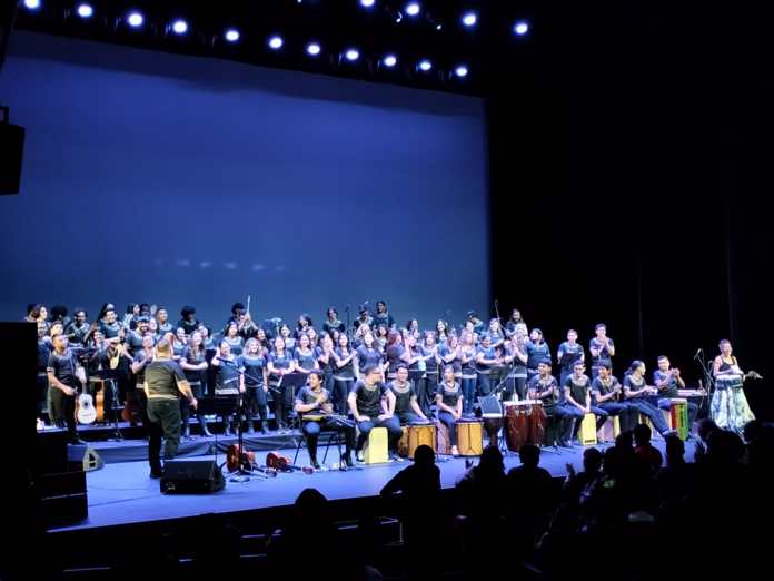 Con folclor latinoamericano y un homenaje a Raúl Padilla López, Cantoamérica celebra su 30 aniversario 