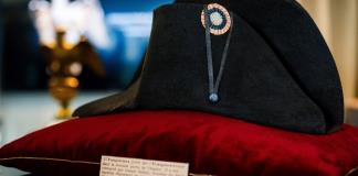 Sombrero de Napoleón supera 2 millones de dólares en subasta en Francia