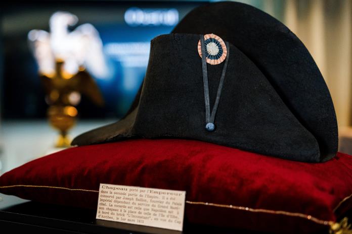 Sombrero de Napoleón supera 2 millones de dólares en subasta en Francia