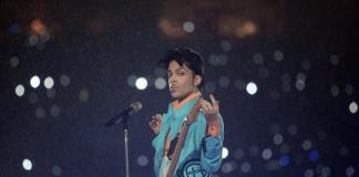 La icónica camisa de volantes de Prince vendida por USD 33.000 en subasta