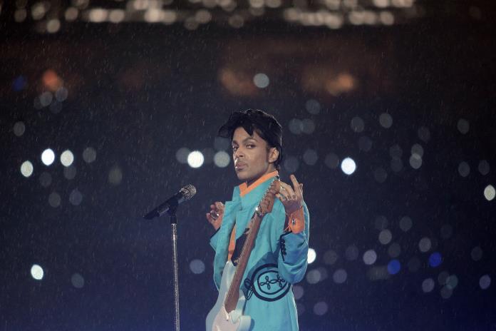La icónica camisa de volantes de Prince vendida por USD 33.000 en subasta