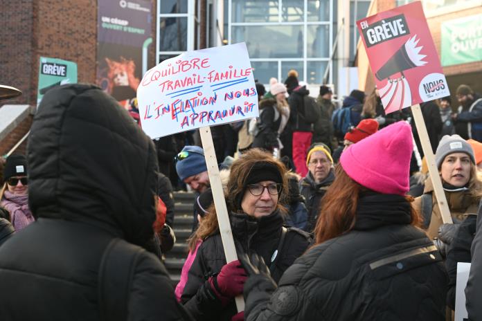 Miles de funcionarios públicos inician huelga en Quebec, Canadá Miles de funcionarios públicos inician huelga en Quebec, Canadá