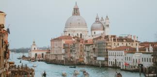 Venecia lanzará en abril del año que viene su tasa contra el exceso de visitantes