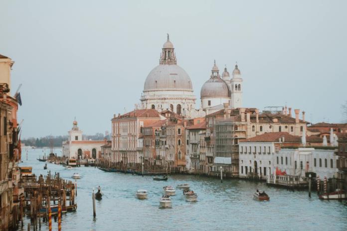 Venecia lanzará en abril del año que viene su tasa contra el exceso de visitantes
