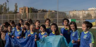 En Jersón, un equipo de niñas juegan a fútbol para olvidar la guerra