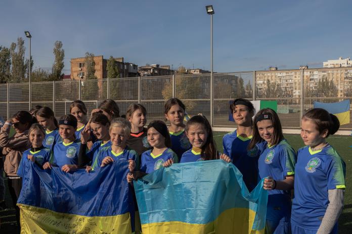 En Jersón, un equipo de niñas juegan a fútbol para olvidar la guerra En Jersón, un equipo de niñas juegan a fútbol para olvidar la guerra