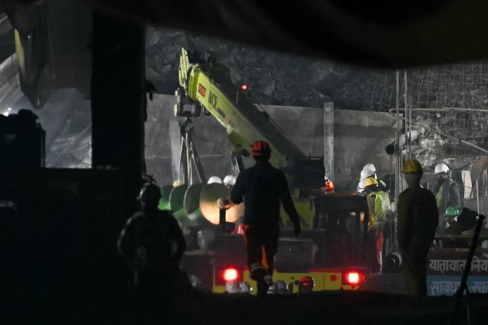 Últimos 14 metros para liberar a obreros atrapados en túnel en India Últimos 14 metros para liberar a obreros atrapados en túnel en India