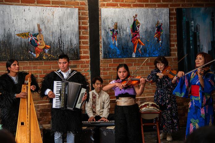 El creador de la música de Dragon Ball Z da concierto a personas indígenas mexicanas