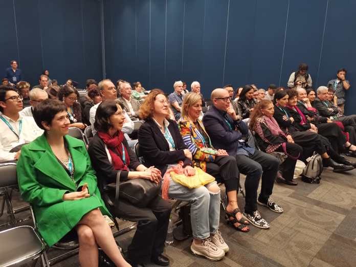 La amplia y minuciosa poesía de Coral Bracho es celebrada en amistosa charla con asistentes a la FIL