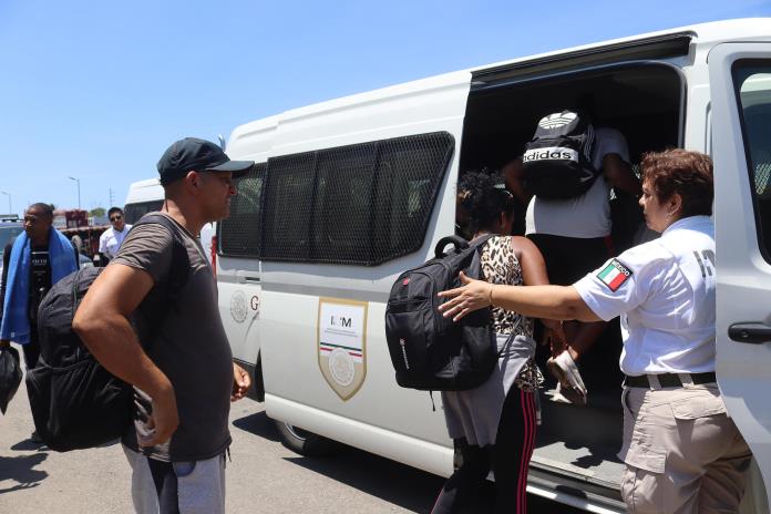México halla a 87 migrantes en un tractocamión en Chiapas