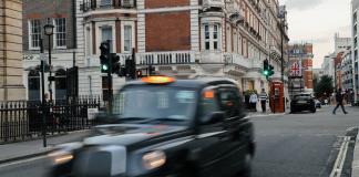 Los célebres taxis negros londinenses entran en la órbita de Uber