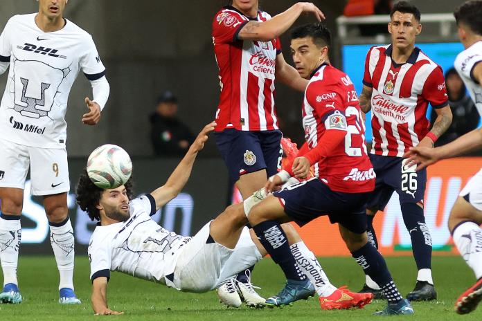 Chivas saca ventaja ante Pumas en cuartos de final del torneo Apertura-2023