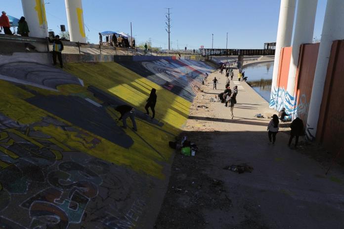 Activistas protestan contra violencia a migrantes con 70 murales en frontera México-EEUU