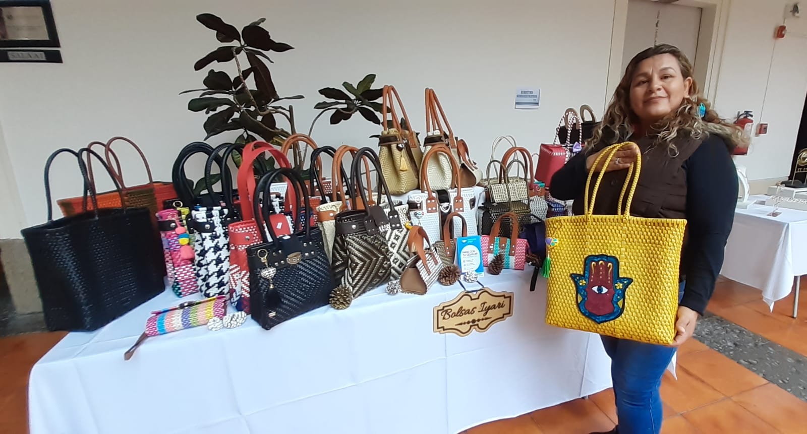 Artesanas presentan sus creaciones en Expo Mujer Emprendedora, en el Congreso del Estado
