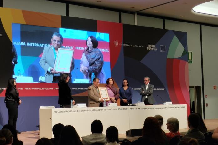 Jesús Alejo Santiago recibe el Homenaje Nacional de Periodismo Cultural Fernando Benítez 2023 de la FIL
