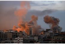 Mueren al menos 65 palestinos en intensos ataques israelíes en centro y sur de Gaza