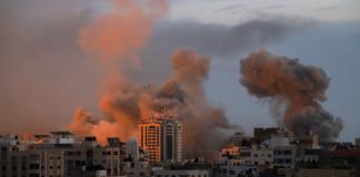 Mueren al menos 65 palestinos en intensos ataques israelíes en centro y sur de Gaza