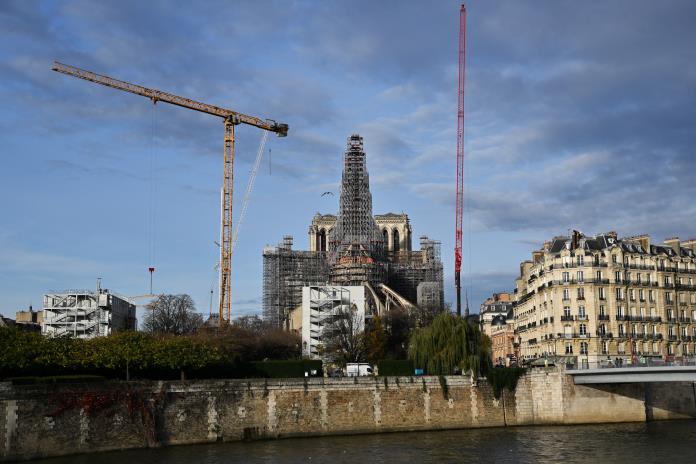 Colocan la cruz de Notre Dame de París, en lo alto de la aguja