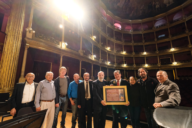 El percusionista Felipe Espinoza ,“Tanaka”, cede su medalla al mérito artístico a la Orquesta Filarmónica de Jalisco