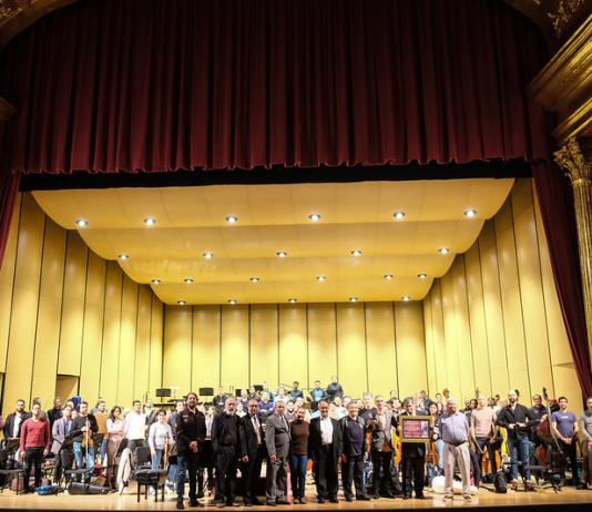 El percusionista Felipe Espinoza ,"Tanaka", cede su medalla al mérito artístico a la Orquesta Filarmónica de Jalisco