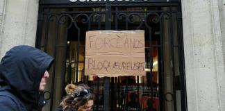 Estudiantes ocupan prestigiosa universidad de Francia para pedir renuncia de director acusado de violencia doméstica