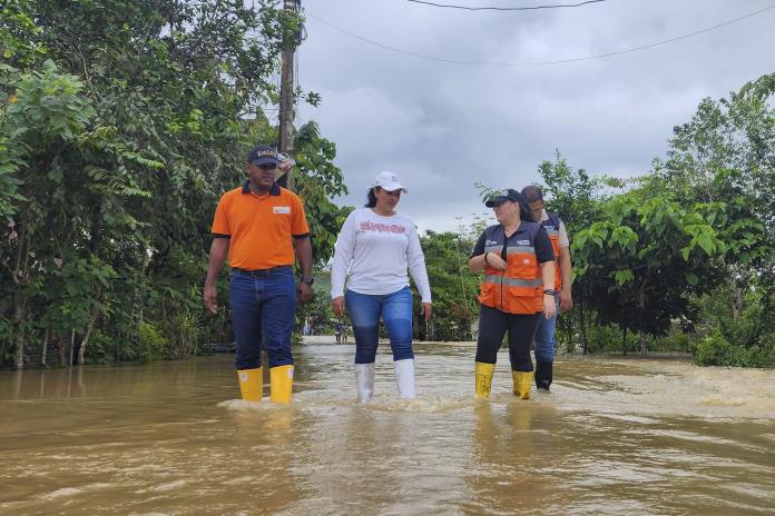 Desbordamiento de tres ríos deja unas 400 personas afectadas en Ecuador