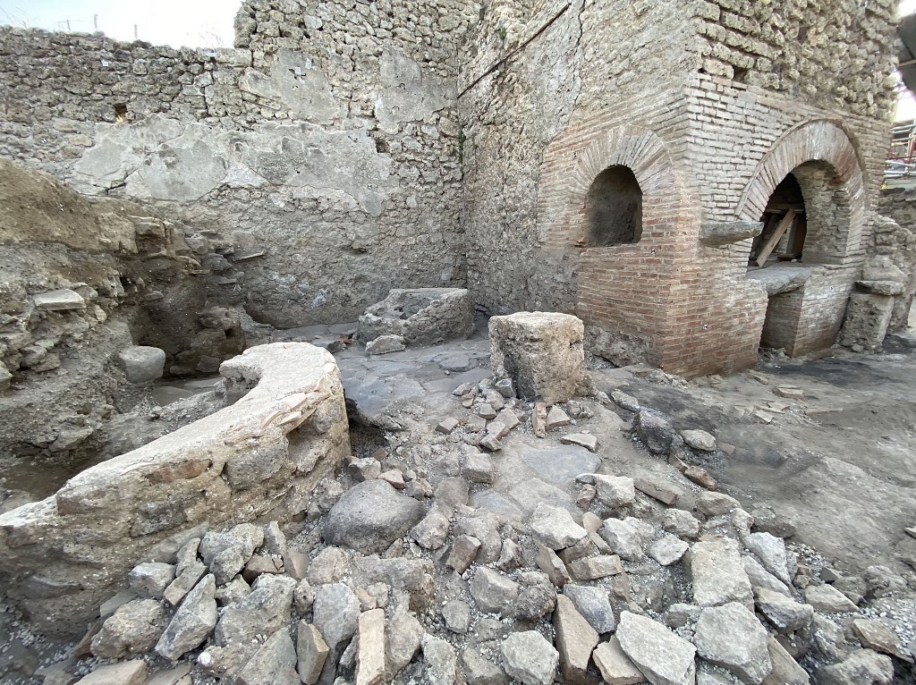 Descubren una panadería donde trabajaban esclavos en las ruinas de Pompeya