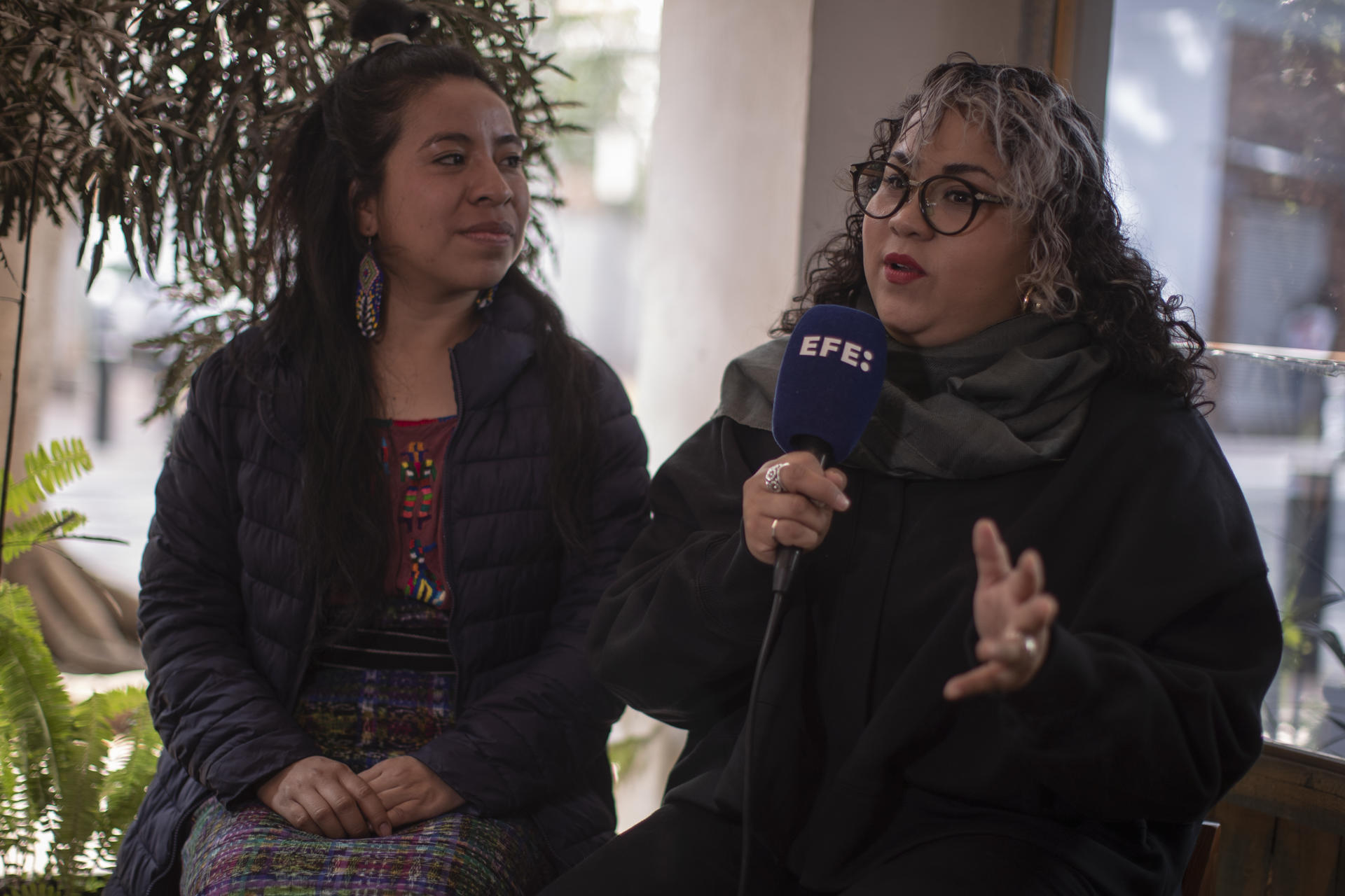 Sara Curruchich y Vivir Quintana aprenden con la música sobre el poder las mujeres