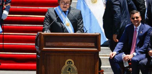 Milei promete un shock económico al asumir la presidencia de Argentina