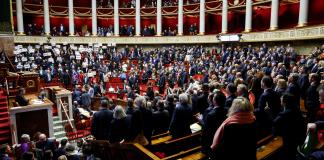 Presidente francés defiende que controvertida ley migratoria es un escudo necesario