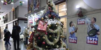 De ciudad en ciudad, en busca del regalo en la dura Navidad de Argentina