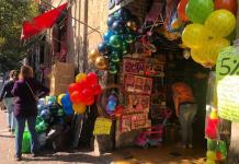 Con presupuestos limitados los compradores visitan la calle Juan Manuel en busca de juguetes.