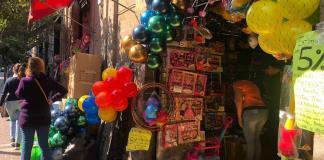 Con presupuestos limitados los compradores visitan la calle Juan Manuel en busca de juguetes.