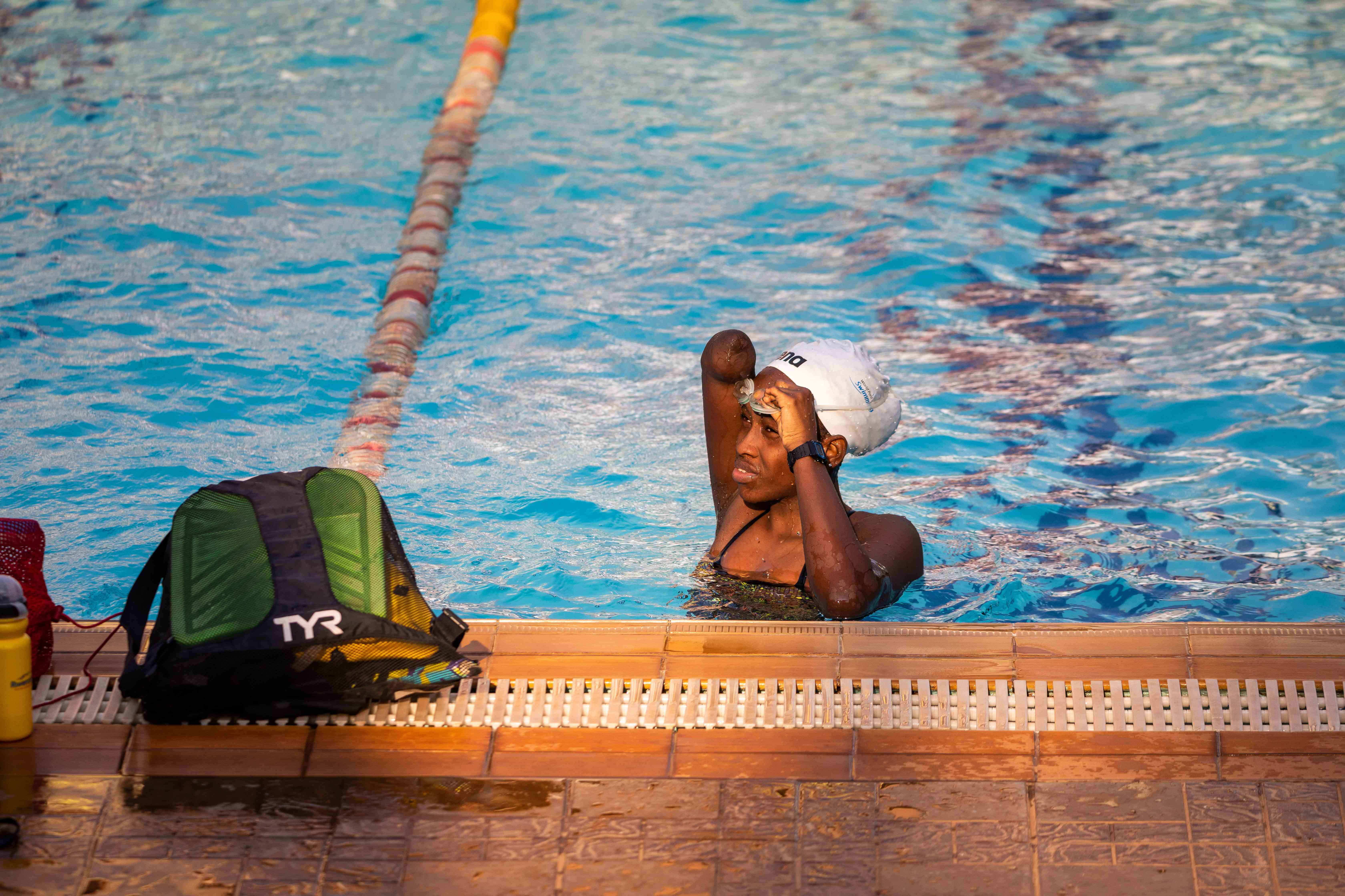 Nadadora paralímpica orgullosa de luchar contra la estigmatización en Uganda