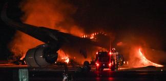 Cinco muertos en la colisión de dos aviones en el aeropuerto de Tokio