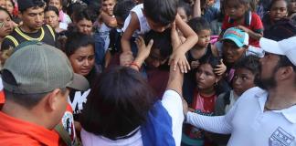 Caravana de miles de migrantes para y se entrega a las autoridades en Chiapas