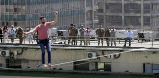 Funambulista francés cruza sobre una cuerda a 50 metros de altura la arteria de Santiago