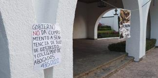 Instala ex policía estatal protesta frente a Casa Jalisco; exige pago de indemnización tras quedar con discapacidad
