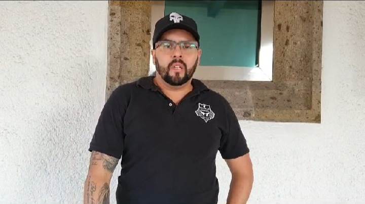 Instala ex policía estatal protesta frente a Casa Jalisco; exige pago de indemnización tras quedar con discapacidad
