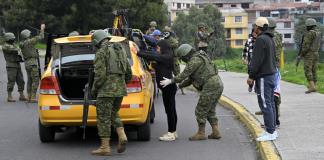 En Guayaquil bajo toque de queda, el ejército sale a la caza de choneros
