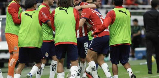 Con gol de último minuto Chivas saca empate a Santos, en su primer partido como local