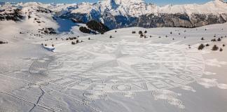 Un gigantesco dibujo en la nieve de Greenpeace protesta contra las ideas del Foro de Davos