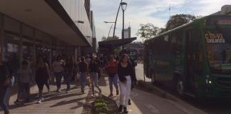 Usuarios de transporte público viven una odisea para encontrar su camión en el polígono Ramón Corona  